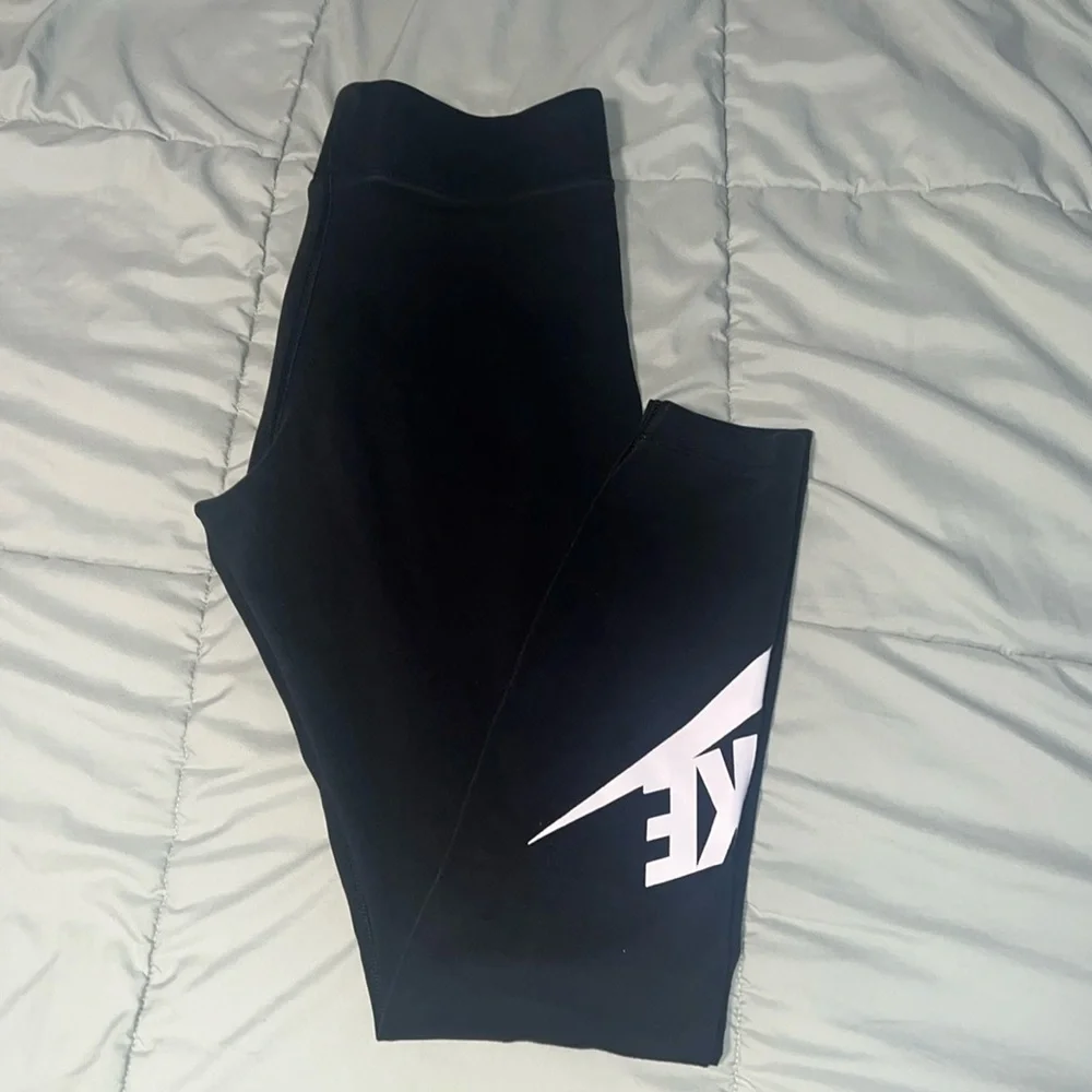 Women’s Nike logo Leggings size M. logo on the leg. - Picture 1 of 4